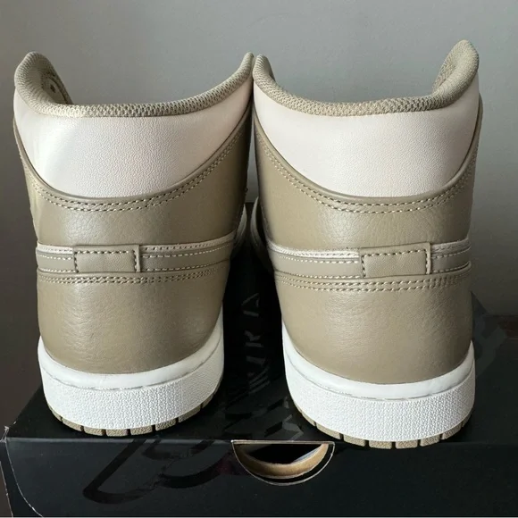 Air Jordan 1 Mid Men’s 11.5 NEW Sneaker Sneakers Shoes - Picture 3 of 10
